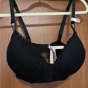 NWT Victorias Secret Wireless Push-up Black Lace Bra